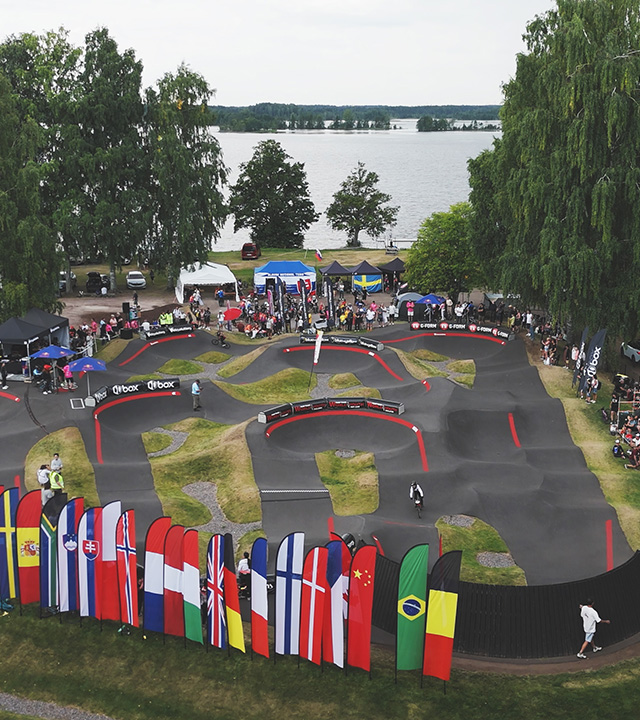En tävling pågår på Marmas pumptrack. I bakgrunden syns vatten.