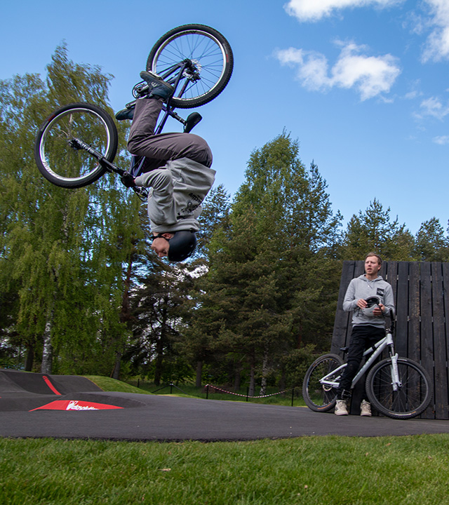 En cyklist som gör en volt. 