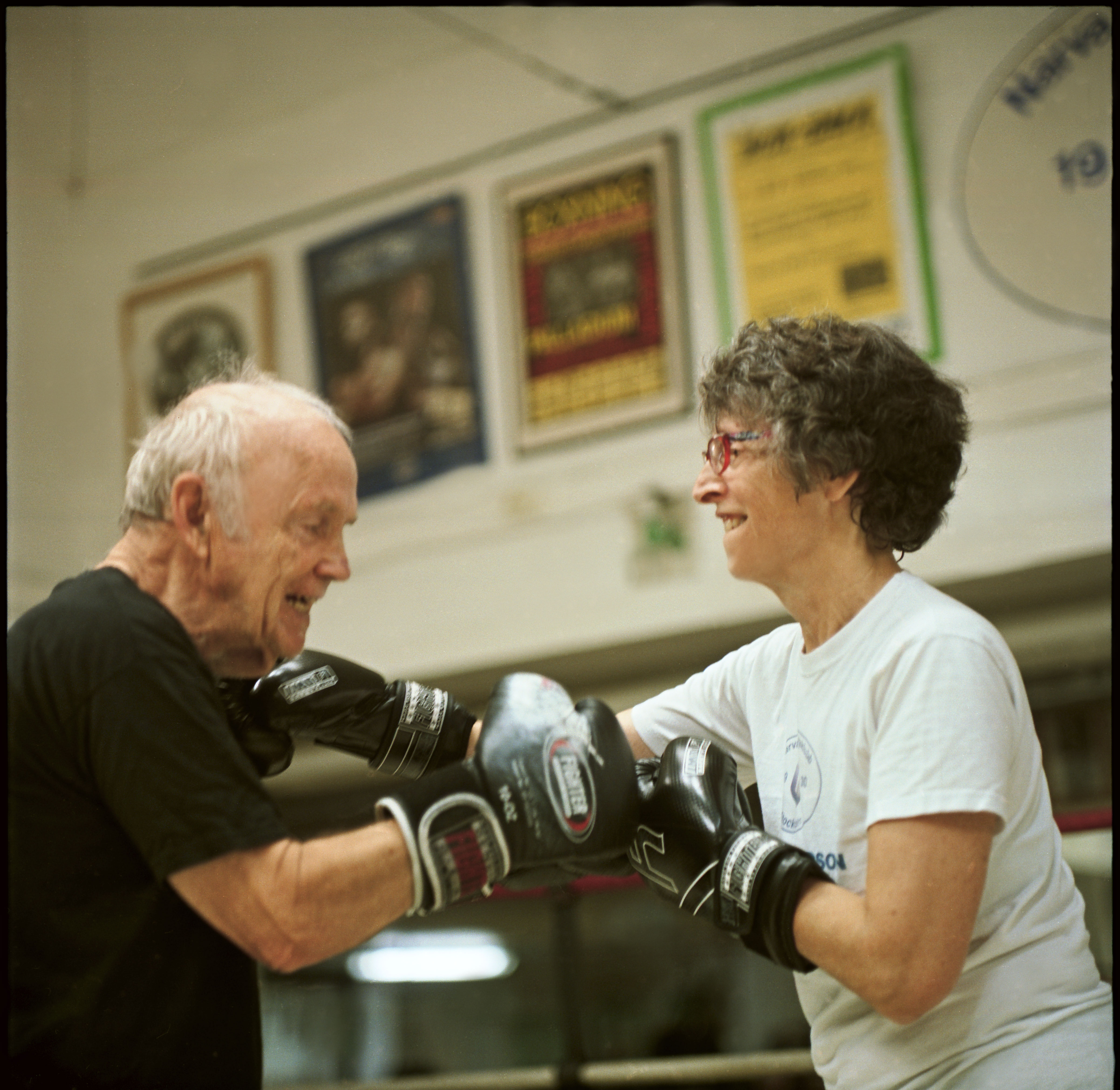 Senior kvinna och man tränar boxning. Från Narva boxningsklubb.