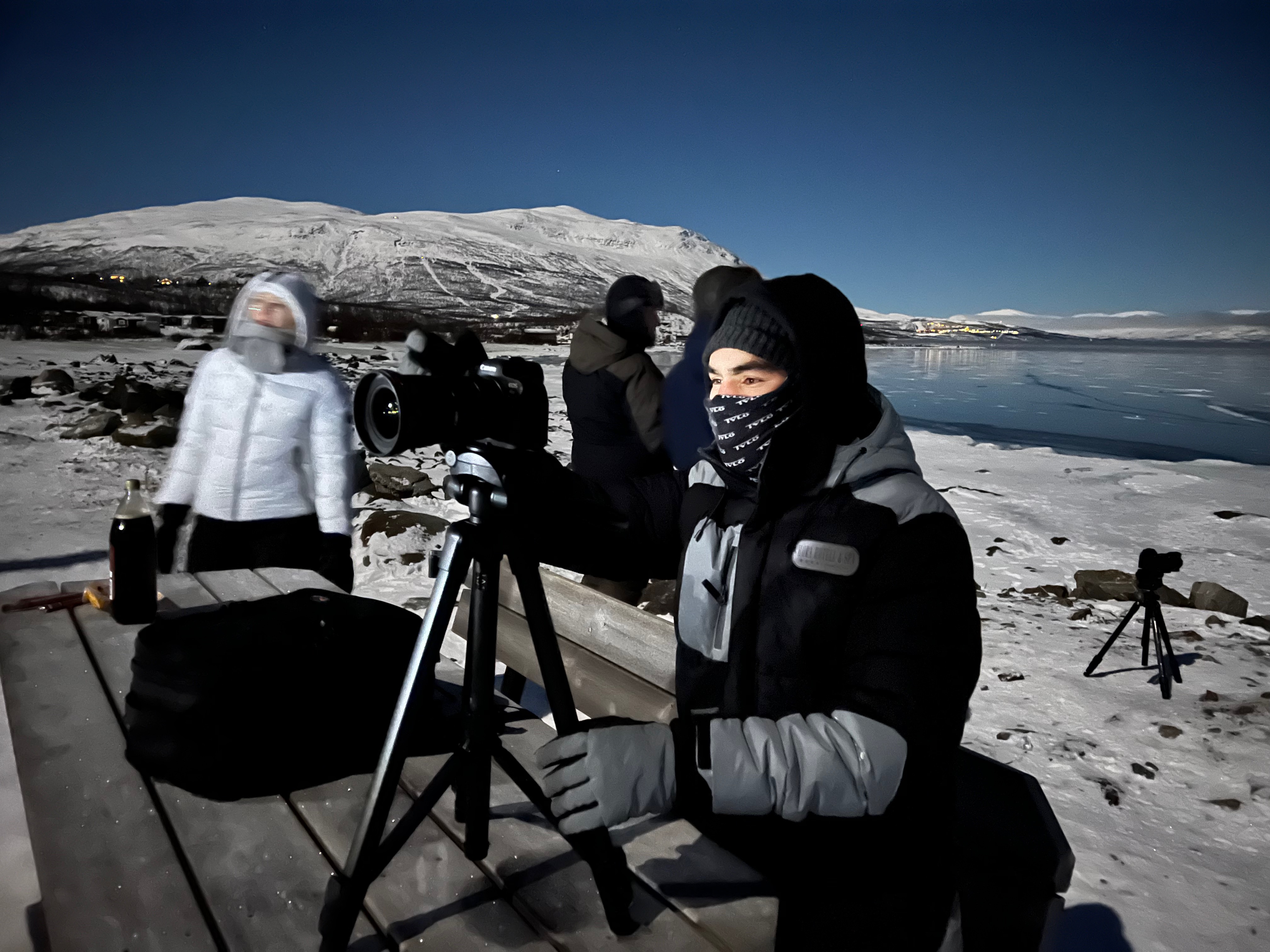 Ungdomar som filmar vinterlandskap i Kiruna.