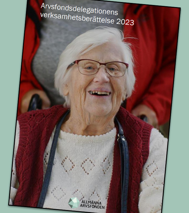 Bild på framsidan av Arvsfondsdelegationens verksamhetsberättelse 2023 som illustreras med ett porträtt på en äldre glad person som ser in i kameran.
